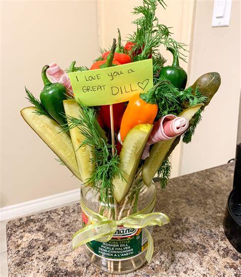 Pickle bouquet - Learn how to create your own pickle bouquet with skewers, pickles and a vase. This alternative to roses is inspired, useful and delicious.